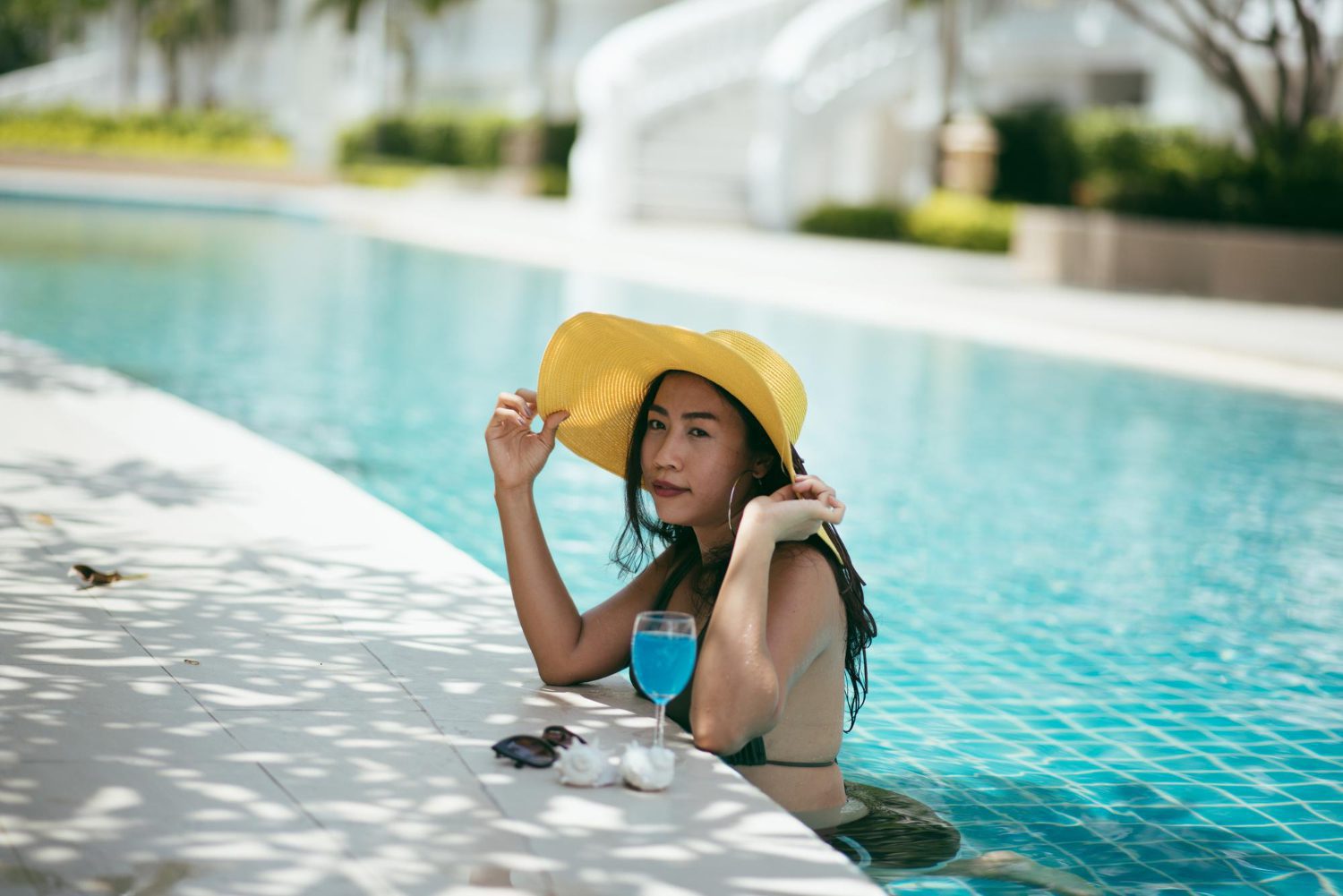 How To Pick Up A Girl At The Pool — Without Being Creepy Or Obvious 23 How To Pick Up A Girl At The Pool — Without Being Creepy Or Obvious
