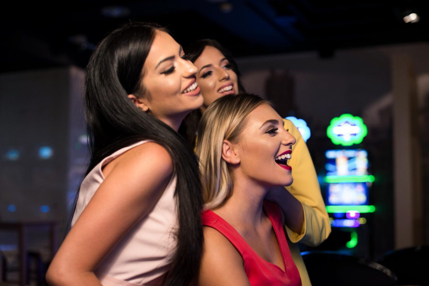 How To Pick Up Girls At Nightclubs — What Actually Works In A Loud, Chaotic Space 17 How To Pick Up Girls At Nightclubs — What Actually Works In A Loud, Chaotic Space