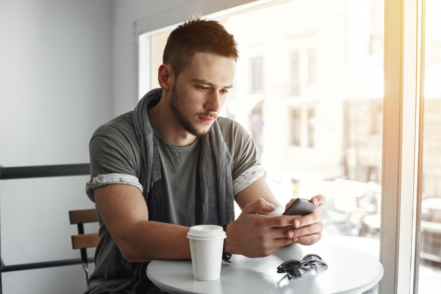 Should You Keep Texting If She Never Texts First? (And How To Flip The Dynamic) 29 Should You Keep Texting If She Never Texts First?