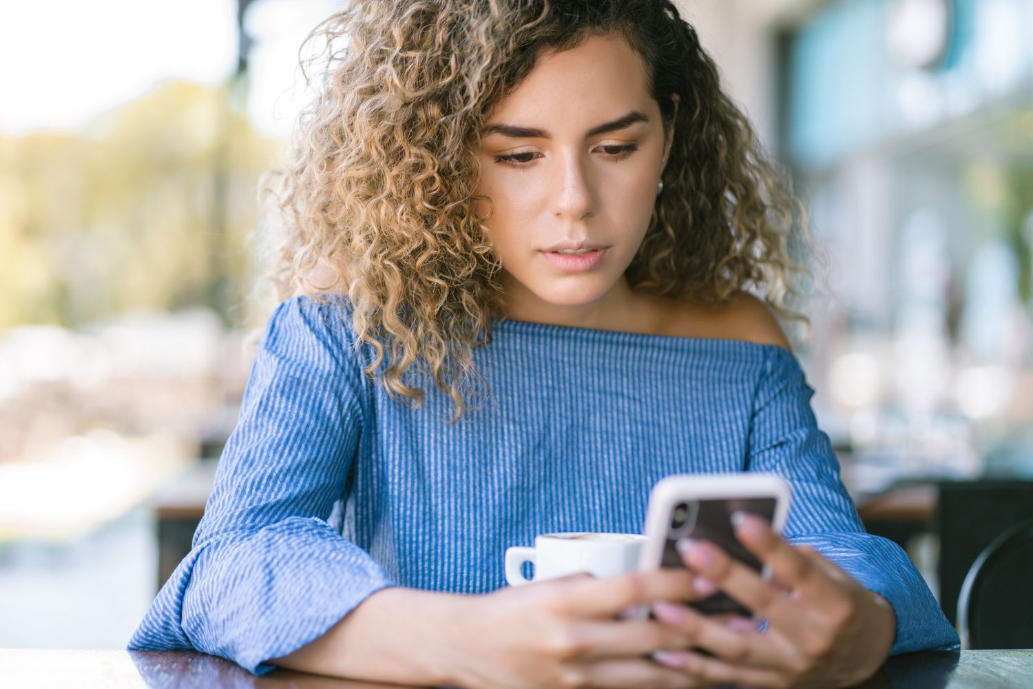 Should You Keep Texting If She Never Texts First? (And How To Flip The Dynamic) 28 Should You Keep Texting If She Never Texts First?
