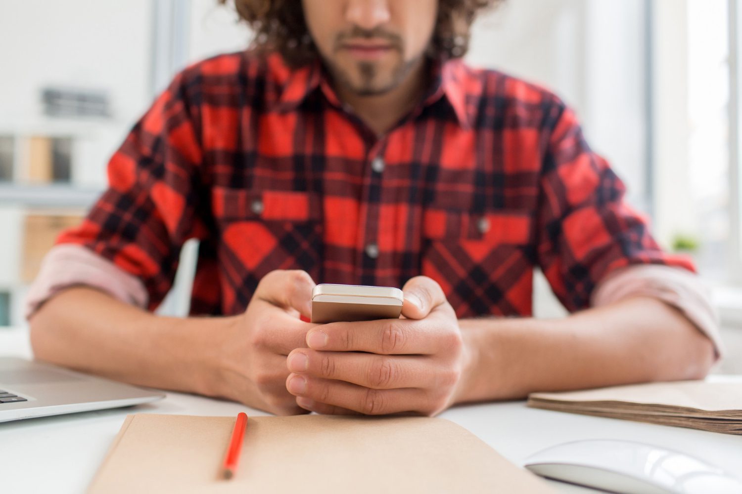 Should You Keep Texting If She Never Texts First? (And How To Flip The Dynamic) 27 Should You Keep Texting If She Never Texts First?