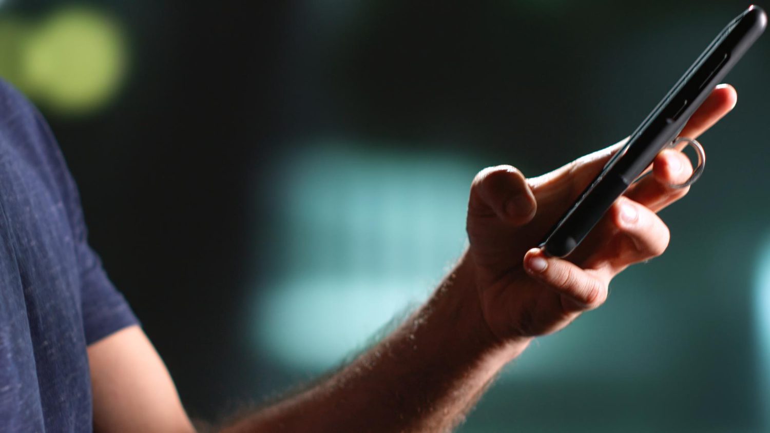 Should You Keep Texting If She Never Texts First? (And How To Flip The Dynamic) 30 Should You Keep Texting If She Never Texts First?