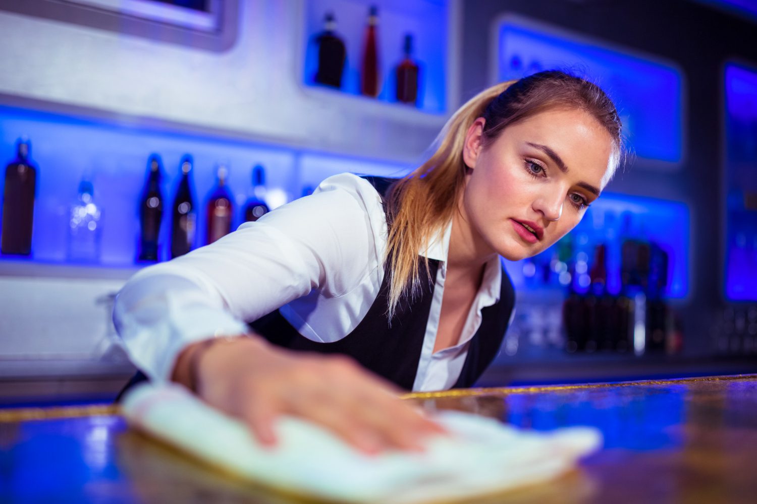 Does The Bartender Like You? 7 Subtle Signs She’s Flirting While She’s Working 31 Does The Bartender Like You? 7 Subtle Signs She’s Flirting While She’s Working