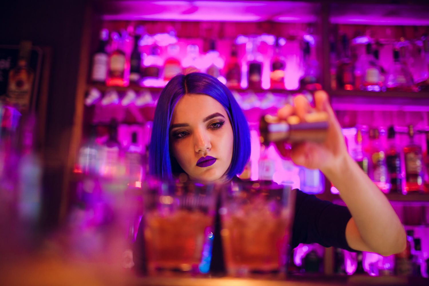 Does The Bartender Like You? 7 Subtle Signs She’s Flirting While She’s Working 32 Does The Bartender Like You? 7 Subtle Signs She’s Flirting While She’s Working