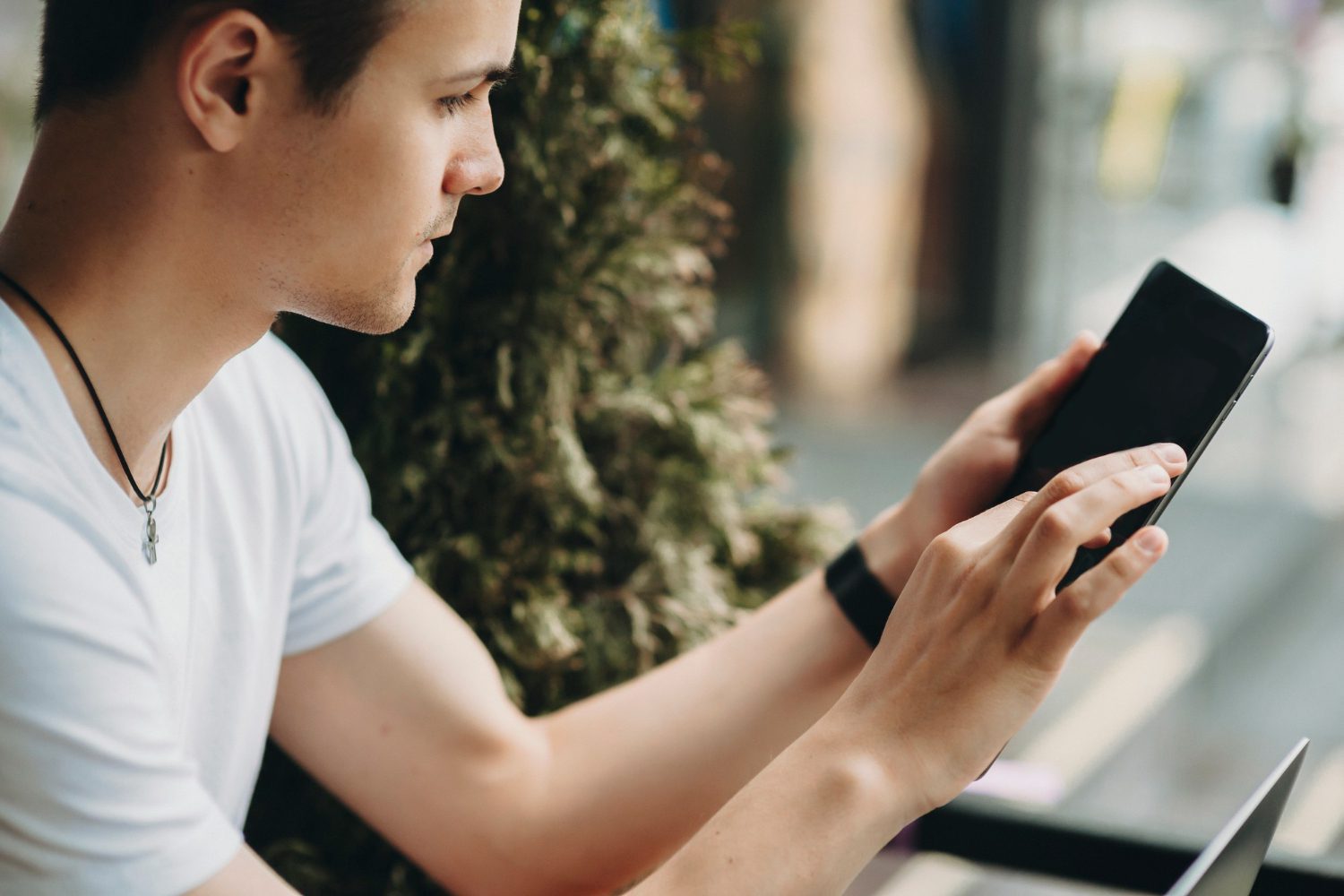 What To Text Someone Who’s Pushing You Away — Without Sounding Weak 26 What To Text Someone Who’s Pushing You Away — Without Sounding Weak