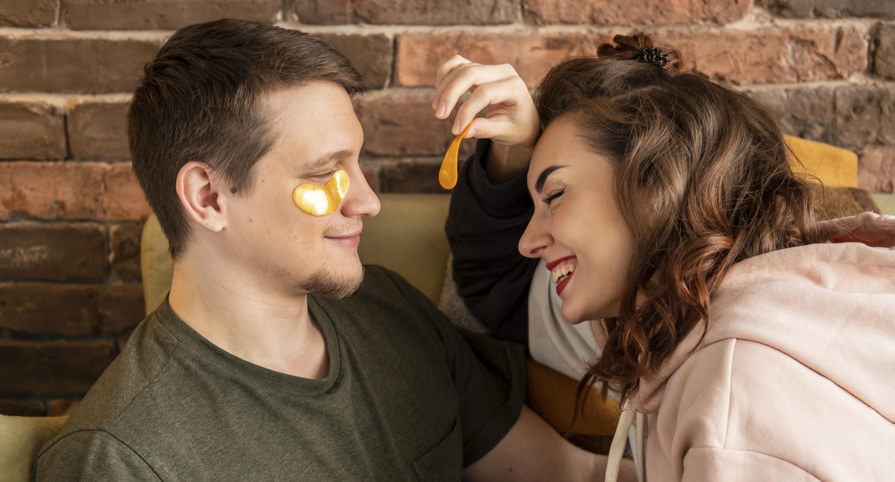 Is She Flirting Or Being Friendly? The Subtle Clues You’re Missing 21 Is She Flirting Or Being Friendly? The Subtle Clues You’re Missing