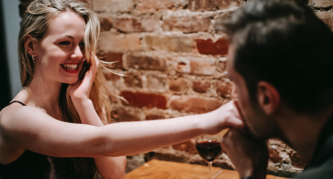 Is She Flirting Or Being Friendly? The Subtle Clues You’re Missing 18 Is She Flirting Or Being Friendly? The Subtle Clues You’re Missing