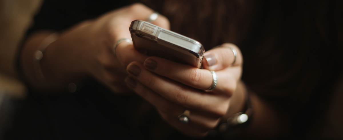 Fractionation Seduction Techniques Over Text: The Art Of Emotional Push And Pull 57 Woman On Phone Being Seduce By Fractionation Seduction Techniques Over Text