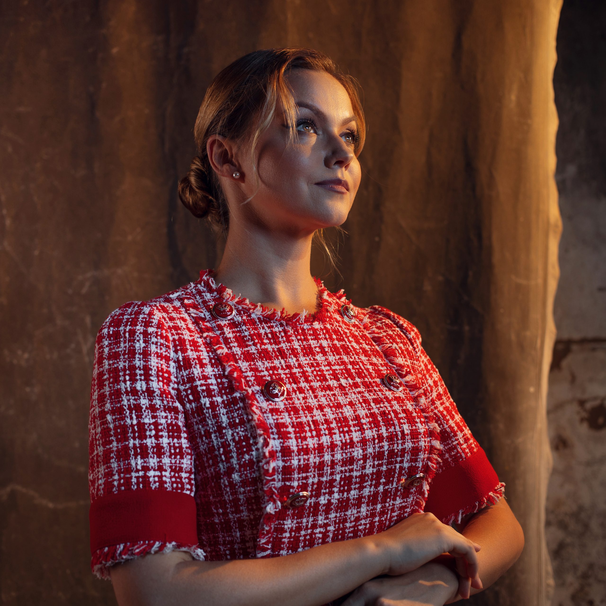 Signs She’s A Machiavellian Woman - Run Before She Destroys Your Confidence 38 Signs She’s A Machiavellian Woman - Fashionable Clothes, Old Money Style. Elegant Blonde In A Medium-Length Dress. Photo In Dark Colors On A Textured Wall, Warm Light