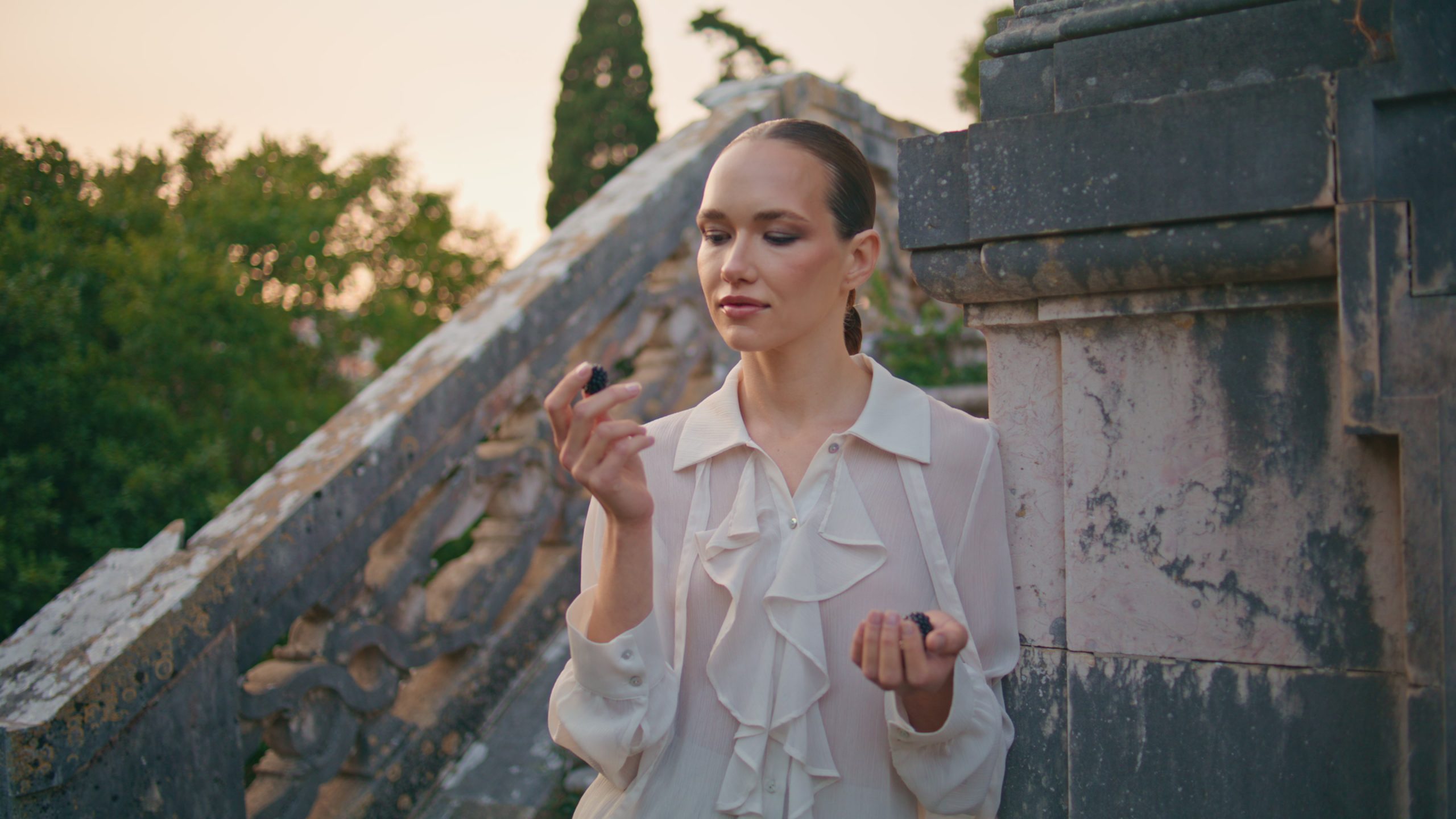 Signs She’s A Machiavellian Woman - Run Before She Destroys Your Confidence 35 Signs She’s A Machiavellian Woman - Romantic Woman Enjoying Blackberry Smell On Old Building Staircase Outdoors Close Up. Relaxed Attractive Girl Sniffing Aromatic Vitamin Bramble In Fingers. Calm Model Holding Handful Organic Berries.